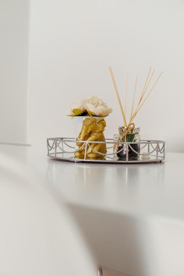 Elegant 3 Bedroom Apt - City Centre - Garage - Metro ลิสบอน ภายนอก รูปภาพ